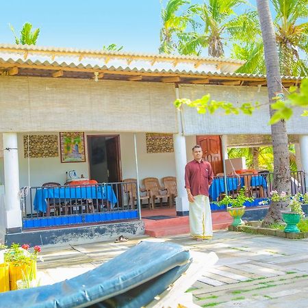 Oceanic White House Hotel Nilaveli Buitenkant foto