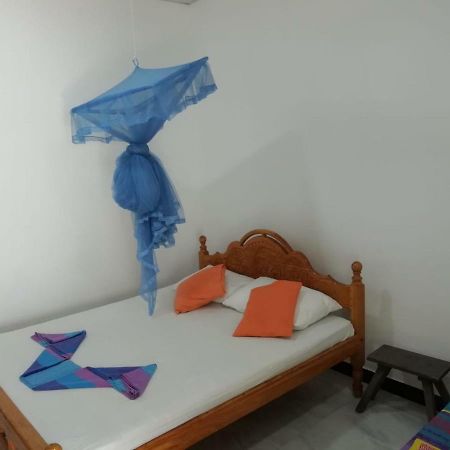 Oceanic White House Hotel Nilaveli Buitenkant foto