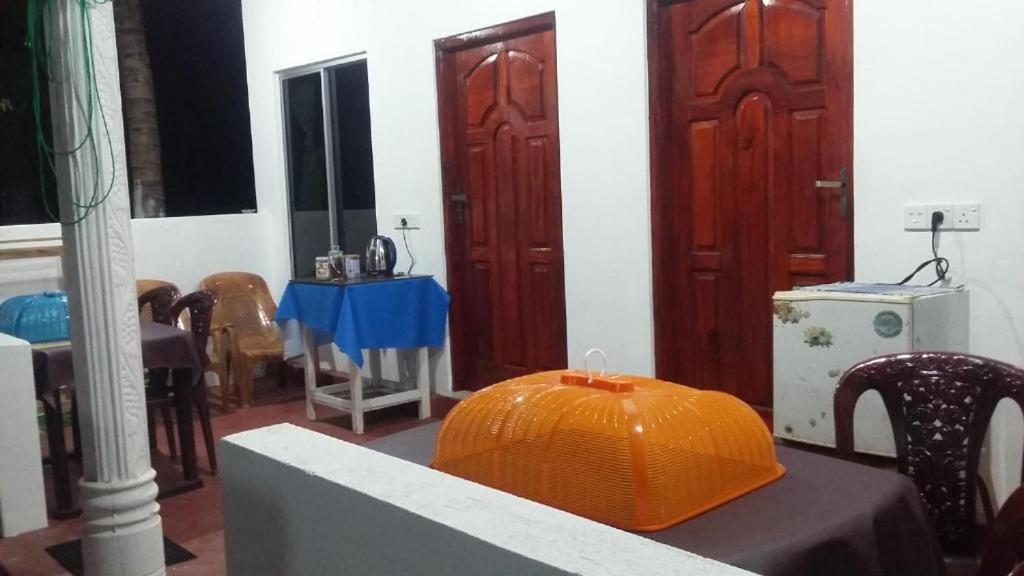 Oceanic White House Hotel Nilaveli Buitenkant foto