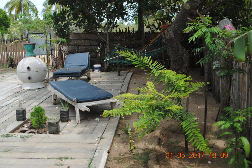 Oceanic White House Hotel Nilaveli Buitenkant foto