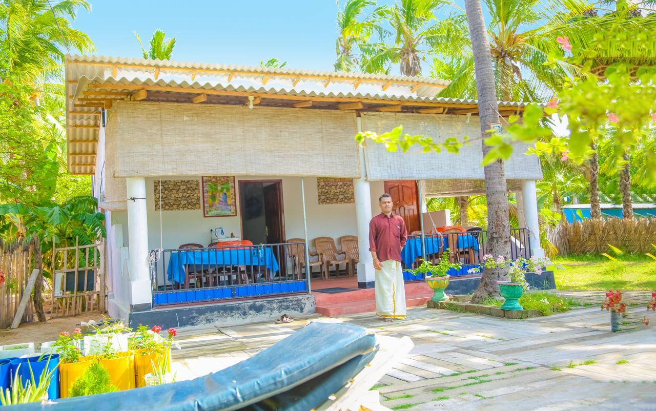Oceanic White House Hotel Nilaveli Buitenkant foto