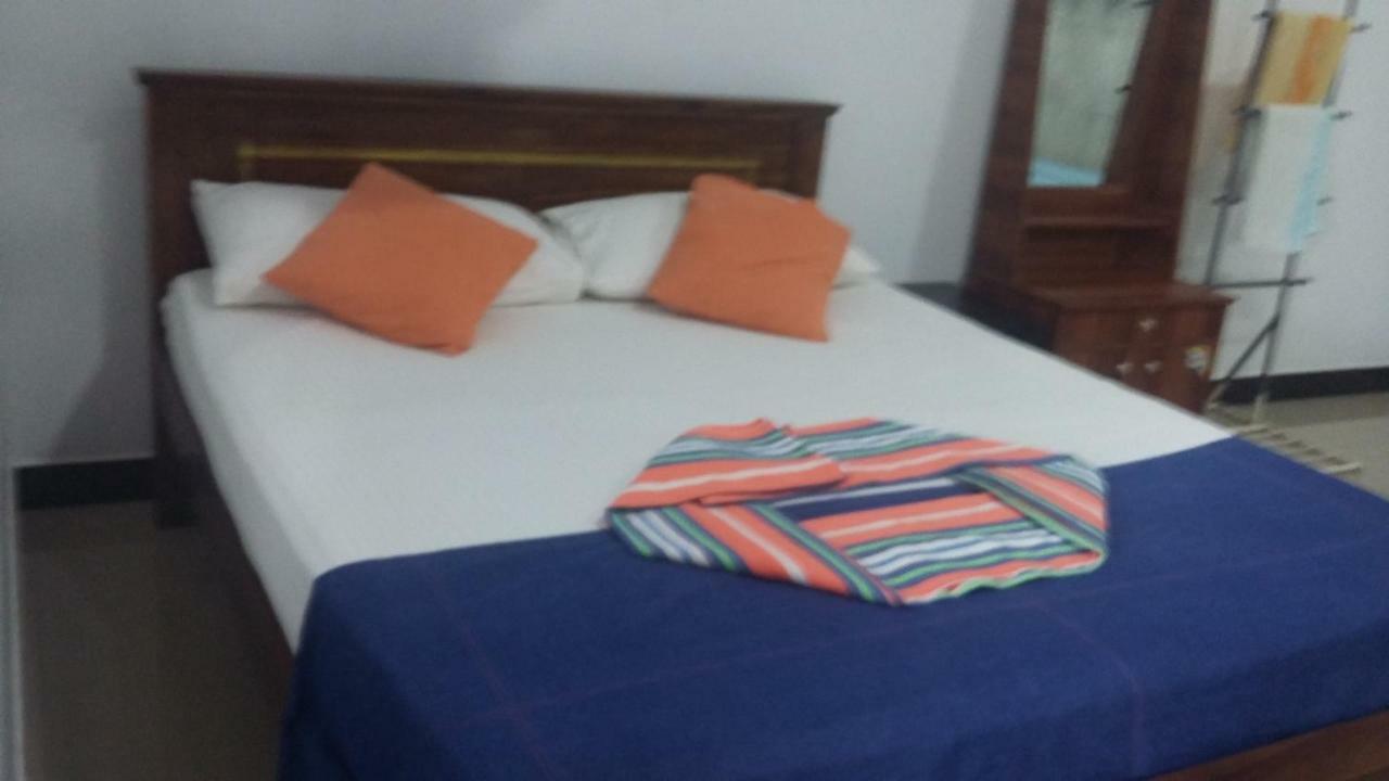 Oceanic White House Hotel Nilaveli Buitenkant foto