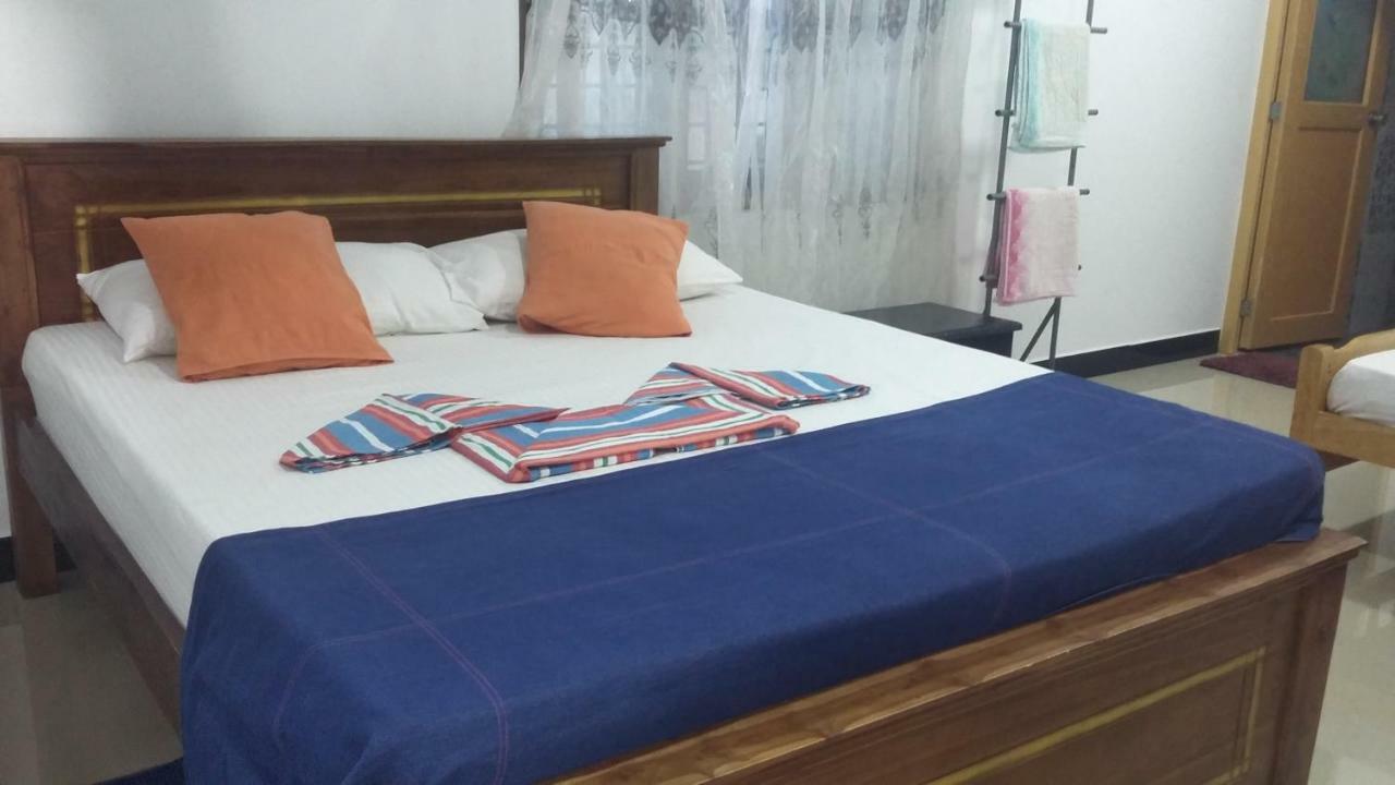 Oceanic White House Hotel Nilaveli Buitenkant foto