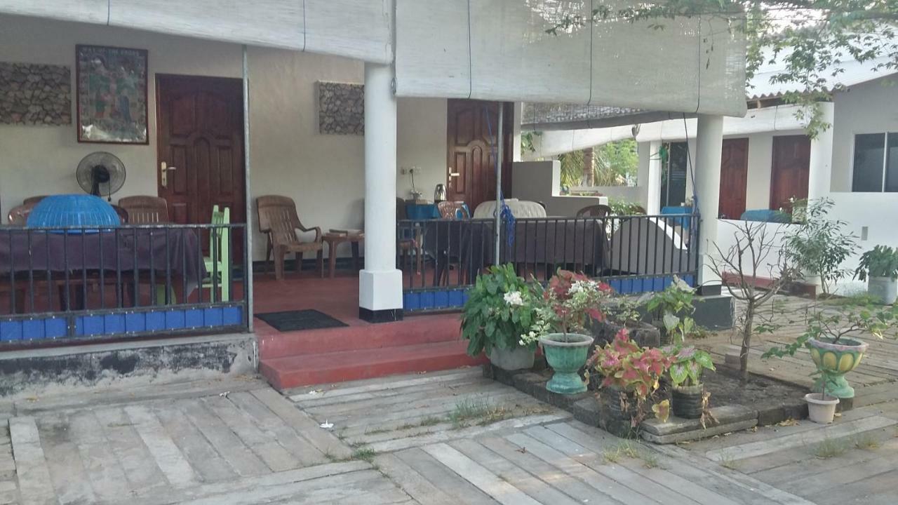 Oceanic White House Hotel Nilaveli Buitenkant foto
