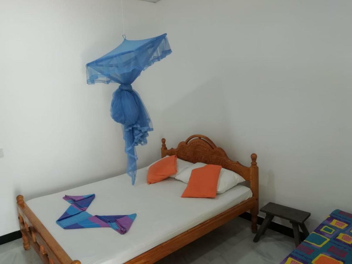 Oceanic White House Hotel Nilaveli Buitenkant foto