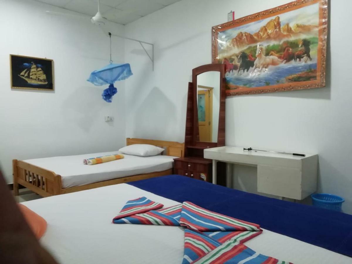 Oceanic White House Hotel Nilaveli Buitenkant foto